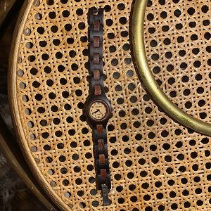 Tense wooden woman watch